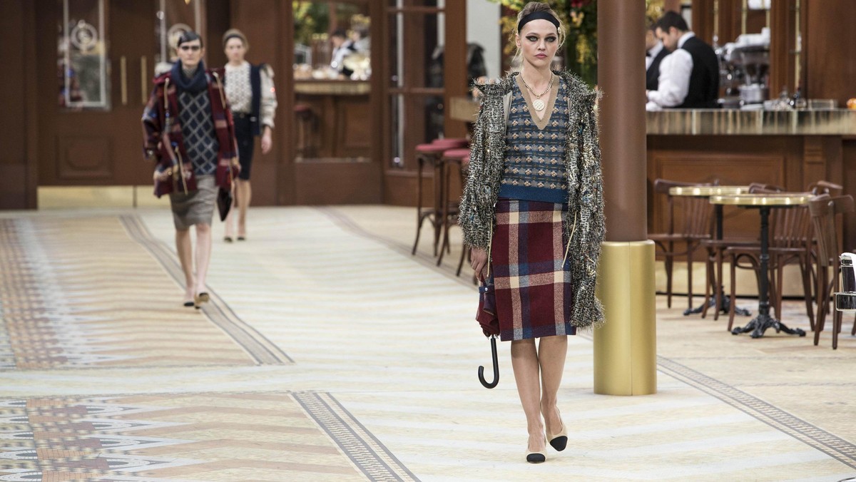 Gaya Model Cantik Kala Bersantap di Restoran Mewah Chanel