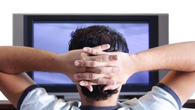 Efek Dahsyat Iklan Makanan Televisi di Otak dan Picu Obesitas