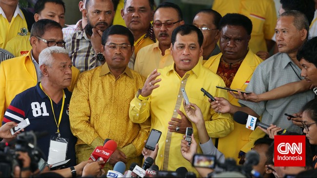 Nurdin Halid menyangsikan ketidaktahuan Ade Komarudin yang telah meneken surat pernyataan berisi perjanjian untuk tidak maju dalam bursa Golkar I.