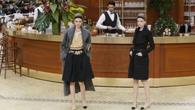 Karl Lagerfeld Ubah Panggung Mode Chanel jadi Restoran Mewah