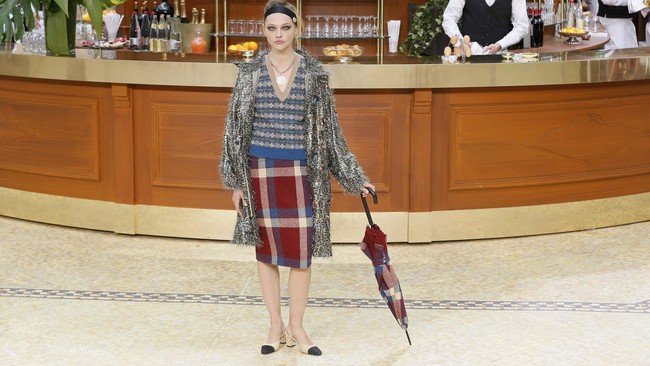 Gaya Model Cantik Kala Bersantap di Restoran Mewah Chanel