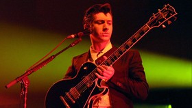 Vokalis Arctic Monkeys dan Beach Boys Bantu Band Junior