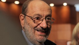 Umberto Eco Mengulik Misteri Kematian Mussolini