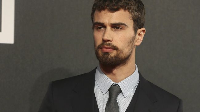 Wajah tampan Four menanti di gedung terbengkalai yang menjadi markas Dauntless di film Divergent. Ia masih akan membintangi sekuelnya, Insurgent.