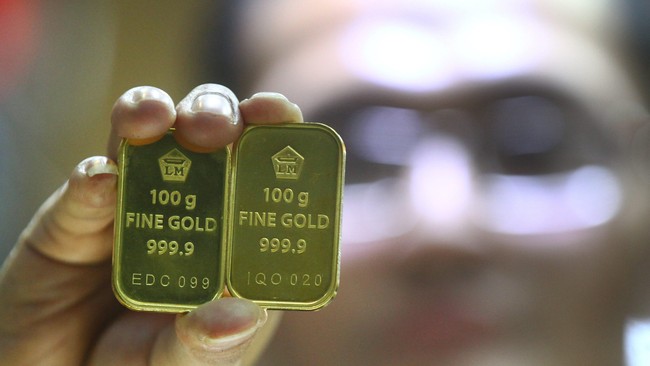 Harga jual emas PT Aneka Tambang (Persero) Tbk atau Antam berada di posisi Rp746 ribu per gram pada Jumat (13/12) atau turun Rp4.000 dari hari sebelumnya.