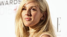 Ellie Goulding Umumkan Pertunangan dengan Caspar Joplin