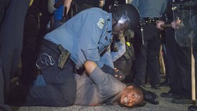 Protes Anti-Rasisme Ferguson Ricuh, Dua Polisi Tertembak