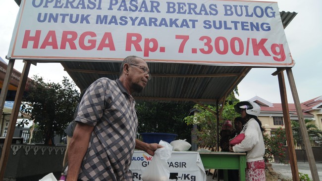 Pemerintah akan meningkatkan peran serta Bulog dalam menjaga fluktuasi harga bahan-bahan pokok.