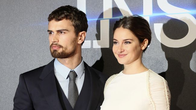Insurgent yang merupakan sekuel Divergent, meraup Rp 704 miliar pada pekan pembukaan. Ia memuncaki box office, namun masih kalah dari film sebelumnya.
