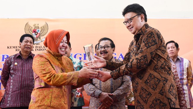 Surabaya dipilih menjadi tempat studi banding Denny Indrayana dan tim dari Kemunkumham, karena telah menerapkan e-Government