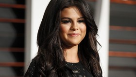 Dulu Rebutan Bieber, Kini Selena dan Miranda Kerr Foto Bareng