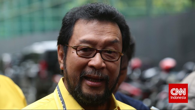 Politikus Partai Golkar, Yorrys Raweyai, menyatakan Airlangga gagal mencapai target partai pada Pemilu 2019 dan melanggar AD/ART.