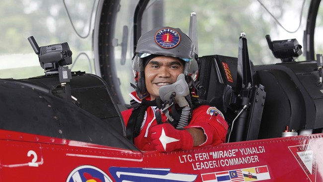 Dikirim dari Korea Selatan, Woong Bee versi modifikasi juga menjadi kendaraan persiapan para pilot untuk menerbangkan pesawat tempur jet supersonik.