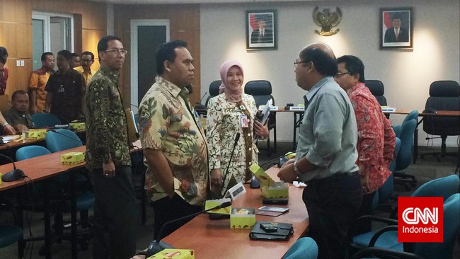 Saefullah tiba di DPRD dan langsung menuju ke ruang pimpinan. Sekitar pukul 20.45 WIB, Saefullah tampak keluar dari ruangan ditemani oleh Kepala Bappeda.