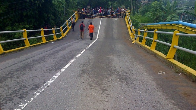 Jembatan di Kampung Parungcadas, Desa Pusakasari, Kecamatan Leles, Kabupaten Cianjur putus dan membuat sebanyak 12 orang mengalami luka-luka.