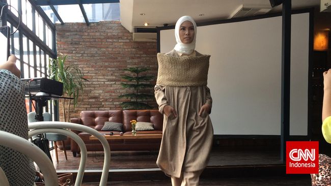 Desainer Indonesia, Restu Anggraini akan memperkenalkan lagi busana muslim Indonesia di Negeri Sakura.