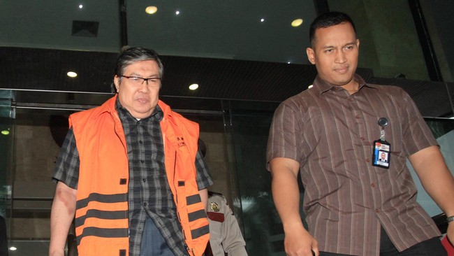 Tersangka yang juga Komisaris Utama PT Bursa Berjangka Jakarta Hassan Widjaja harus menggunakan kursi roda saat datang ke KPK karena sakit yang dideritanya.
