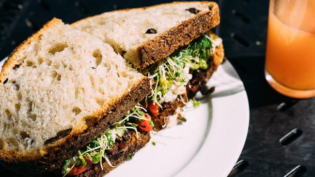 Sandwich ini menggunakan hash brown yang dilumuri pasta avokad, lengkap dengan sayur, telur, keju dan daging asap babi.