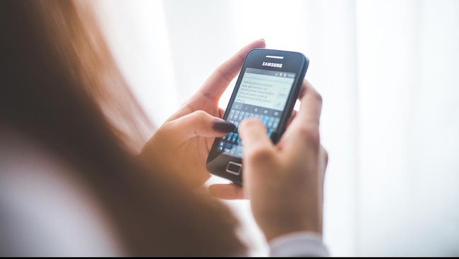 Menjajal Chatbot dan Hotline Center Krisis Corona Pemerintah Kami coba menjajal chatbot Covid-19 dan hotline center krisis Corona yang disediakan pemerintah, berikut pemaparannya.