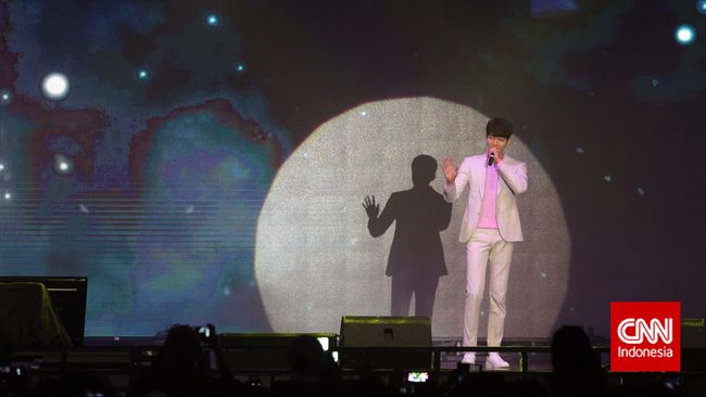 "Menurut saya, mungkin wajah saya enggak 'cantik' seperti aktor Korea kebanyakan, tapi lebih berkarakter," ujar Kim Woo Bin seraya tertawa.