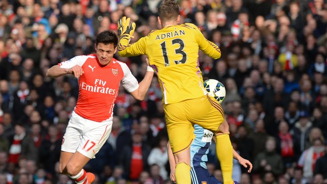 Penampilan gemilang kiper West Ham, Adrian, membuat Arsenal sempat kesulitan mencetak gol di pertandingan babak pertama di Stadion Emirates, Sabtu (14/3).