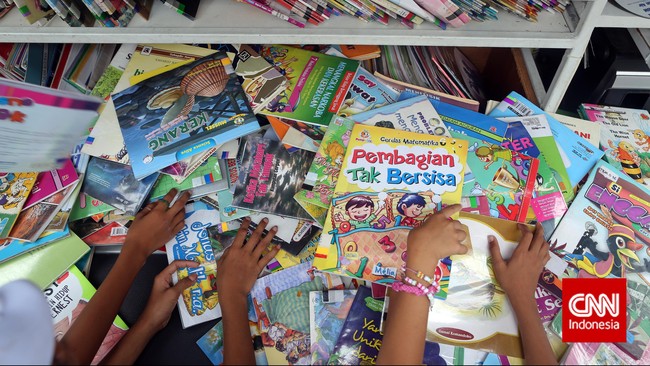 Gimana caranya membuat anak lebih menyukai buku ketimbang gadget mereka?