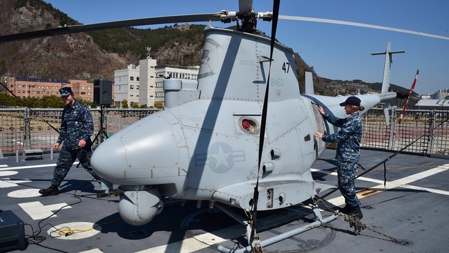 Kapal perang Iran menodongkan senjata ke arah helikopter Angkatan Laut AS di Perairan Hormuz, memicu ketegangan antar kedua negara.