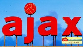 Pemain Muda Ajax Pukul Polwan yang Sedang Menyamar