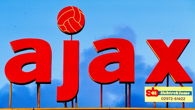 Tiga pemain akademi Ajax Amsterdam sedang diselidiki karena aksi pemukulan terhadap seorang polisi wanita yang sedang menyamar.