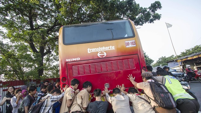 Puluhan bus itu akan diturunkan sepanjang Juni dan Juli tahun ini. Sedangkan pada akhir tahun, ratusan unit bus juga telah disiapkan.