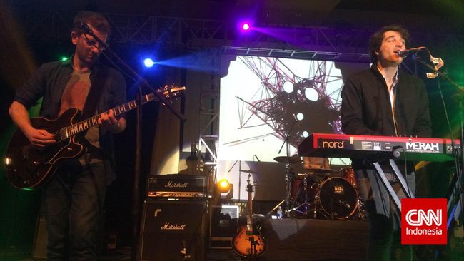 Dengan alunan musik pop upbeat, band yang dianggotai lima laki-laki tampan nan enerjik, Tahiti 80 berhasil membius para pengunjung 5th Music Gallery.