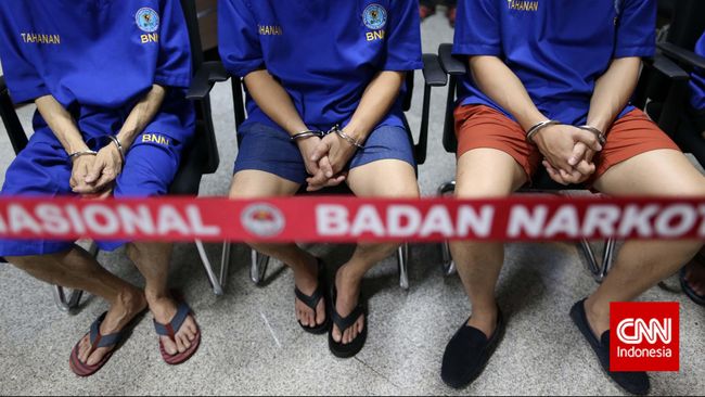 Rentan Jadi Kurir Narkotik, Perempuan Diimbau Tak Pacari WNA Kepala Badan Narkotika Nasional Anang Iskandar mengimbau perempuan berhati-hati saat menjalin komunikasi dengan warga negara asing.