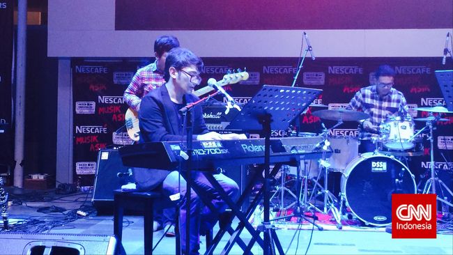Seperti biasanya, Mondo tak banyak mengucap kata di sela pergantian lagu. Namun dalam aksinya di Piazza, Gandaria City, Jakarta, sukses membetot penonton.
