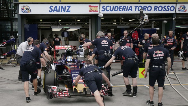 Pebalap Toro Rosso, Carlos Sainz Jr., menjadi yang tercepat pada latihan bebas pertama Formula One (F1) GP Jepang yang diwarnai hujan, Jumat (25/9).