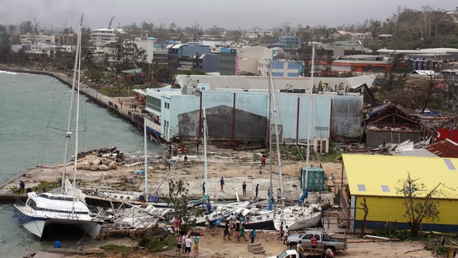 Menteri Luar Negeri Retno Marsudi telah menelepon koleganya di Vanuatu, menawarkan bantuan Indonesia terhadap negara itu usai porak poranda akibat badai.