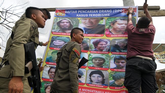 Warga Suku Uighur Disebut Membantu Kelompok Santoso Kapolda Sulteng Brigjen Rudy Sufahriadi berkata, keberadaan sejumlah warga etnis Uighur itu membuat markas kelompok Santoso tak pernah kekurangan logistik.