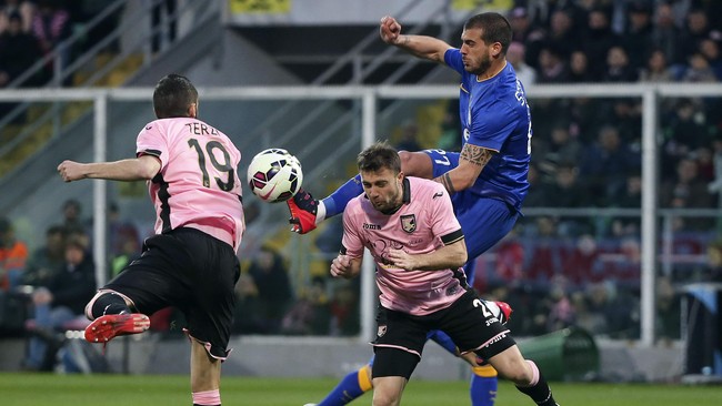Bertandang ke kandang Palermo, pasukan Juventus diimbang tim tuan rumah dengan baik hingga belum ada gol yang tercipta di babak pertama, Minggu (15/3).