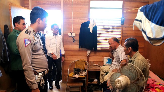 Imigrasi temukan TKA ilegal China bergaji Rp40 juta per bulan di Tembagapura. TKA akan disidang dengan ancaman hukuman penjara lima tahun dan denda Rp100 juta.