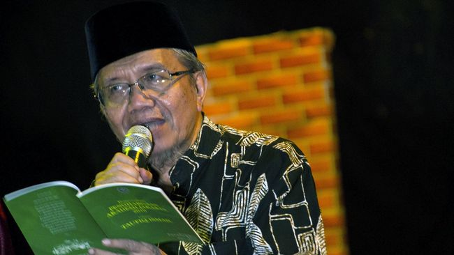 Taufiq Ismail sudah ingin jadi penulis sejak kecil. Ia hidup bergelimang buku. Hobinya membaca dan menulis, yang biasanya dilakukan di malam hari.