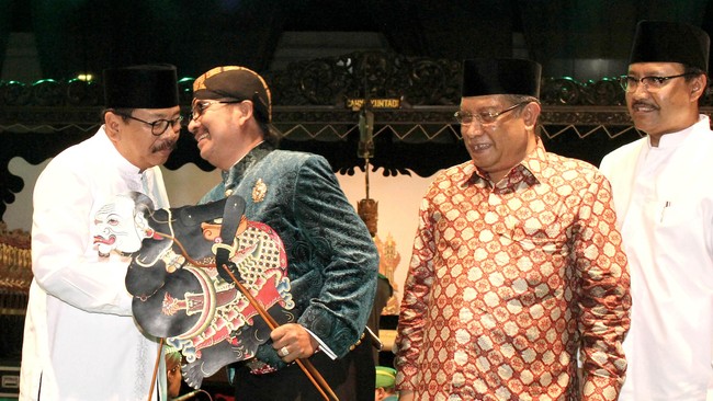 Ki Enthus Soesmono, Bupati Tegal sekaligus dalang, dikabarkan meninggal dunia pada hari ini.