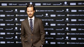 Tom Schilling, Pemeran Hacker yang Anti-Media Sosial