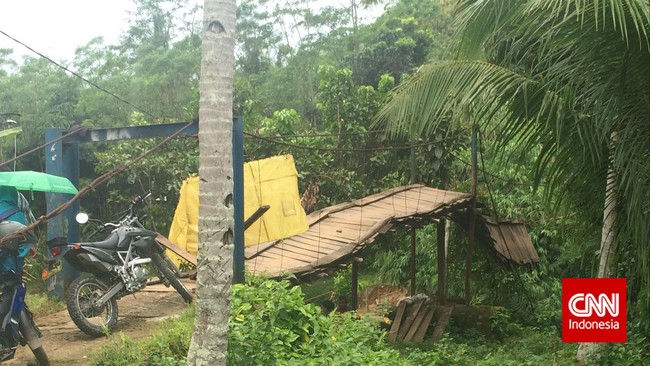 Tanda bahwa jembatan gantung di Lebak itu akan rubuh sudah terlihat sejak lima tahun lalu. Tapi tak pernah ada jatah anggaran untuk perbaikan dari pemerintah.