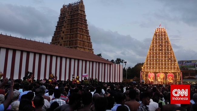 Nallur Kandaswamy Kovil atau Nallur Murugan Kovi adalah salah satu kuil Hindu yang paling besar dan penuh sejarah.