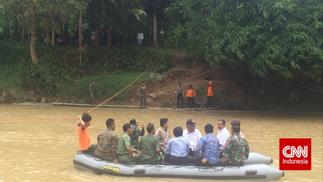 Bupati Lebak Iti Octavia Jayabaya mengatakan tertundanya perbaikan jembatan gantung karena tertunda rencana megaproyek pembangunan waduk Karian.