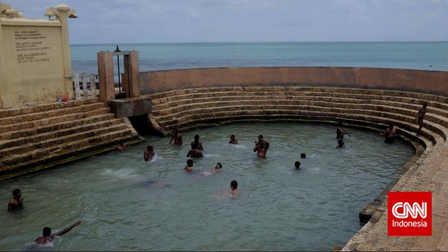 Masyarakat Hindu ramai mengunjungi pemandian Keerimalai ini saat akhir pekan, mereka yakin air di pemandian ini dapat menyembuhkan segala penyakit.