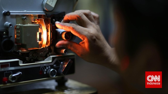 Kontribusi Industri film terhadap ekonomi nasional selama periode 2010-2013 sebesar Rp 6,94 triliun atau hanya 0,09 persen dari total PDB nasional.