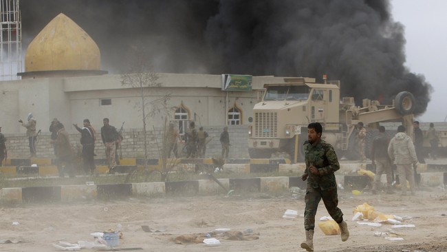 Ratusan warga mengungsi setelah kota Tikrit menjadi medan pertempuran antara ISIS dan pasukan pemerintah Irak yang dibantu militan Syiah.