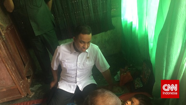 Para siswa SDN 1 Pajagan tetap semangat menuntut ilmu meski jadi korban putusnya jembatan gantung menuju sekolah mereka.