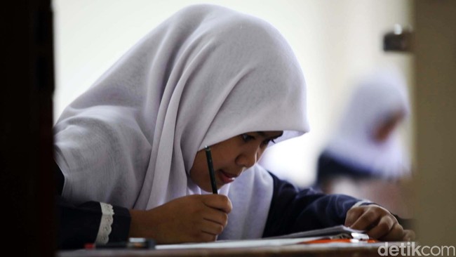 Indonesia menurut riset PISA OECD 2012 berada di posisi ke-64 dari 65 negara dalam bidang Matematika, Sains dan Membaca. 