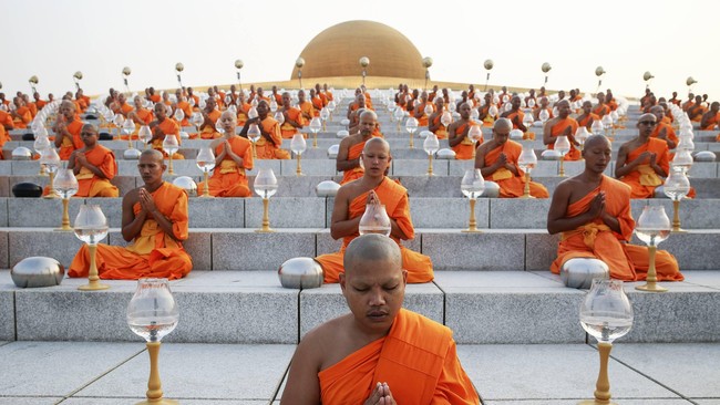 Kuil paling kaya di Thailand, Dhammakaya, mengembalikan uang donasi dari mantan kepala perusahaan perbankan yang terlibat kasus penggelapan uang.